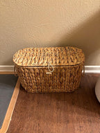 Coeusy Toilet Paper Basket with Lid,Wicker Basket for Bathroom Organizers and Storage,Holds Up to 6 Mega Rolls, Decorative Hand-Woven Rattan Bathroom Decor Accessories,Natural Water Hyacinth