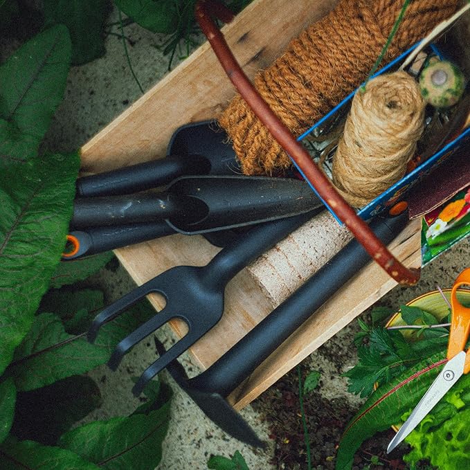 Fiskars Eco Trowel with Curved Spade, Ergonomic Handle, UV Resistance, Durable, Eco-Friendly Tool for Planters and Garden Beds